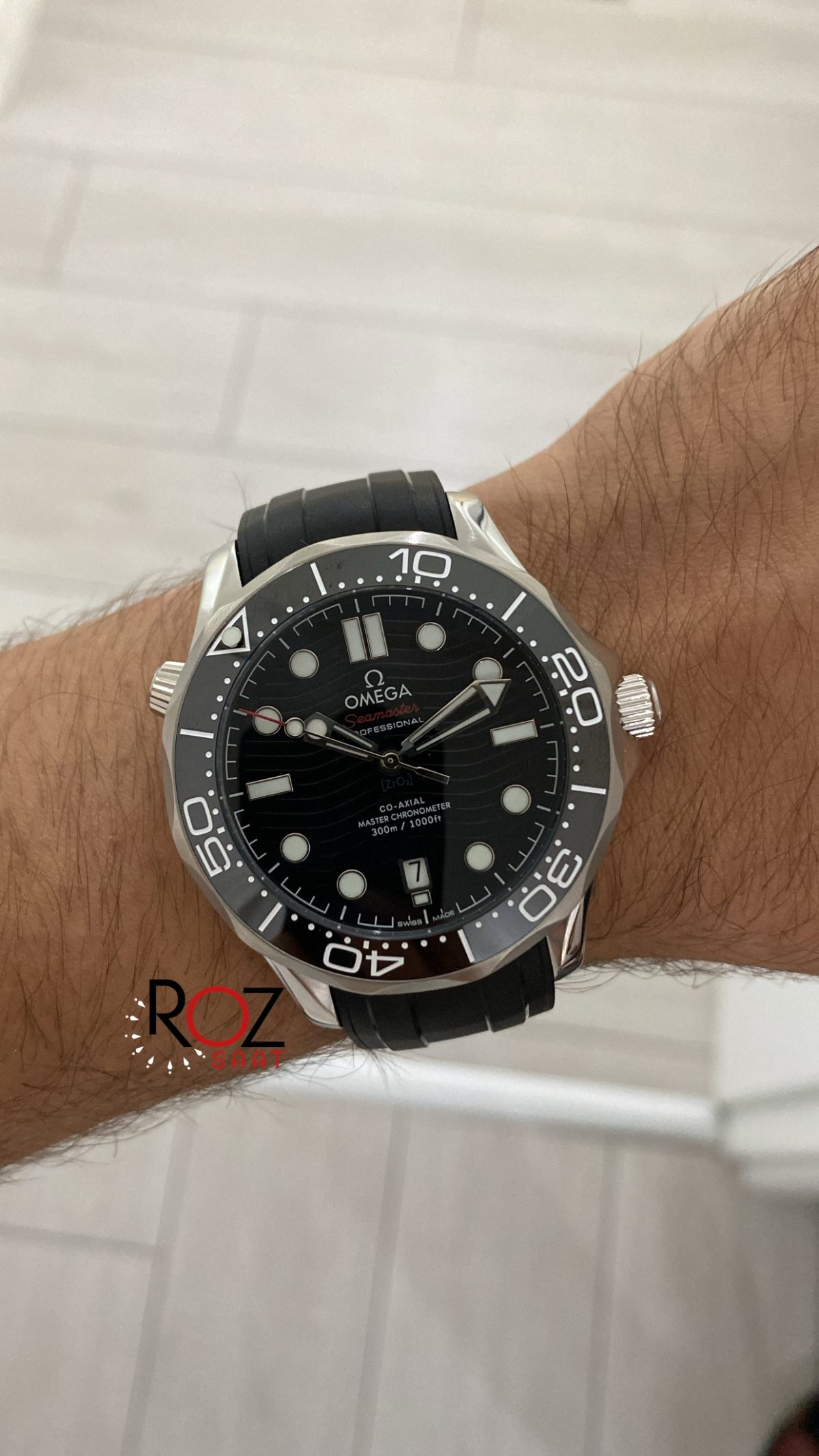 omega-seamaster-diver-300m-siyah-kaucuk-replika-saat