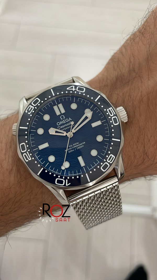 omega-seamaster-diver-300m-james-bond-60th-anniversary-mavi-replika-saat